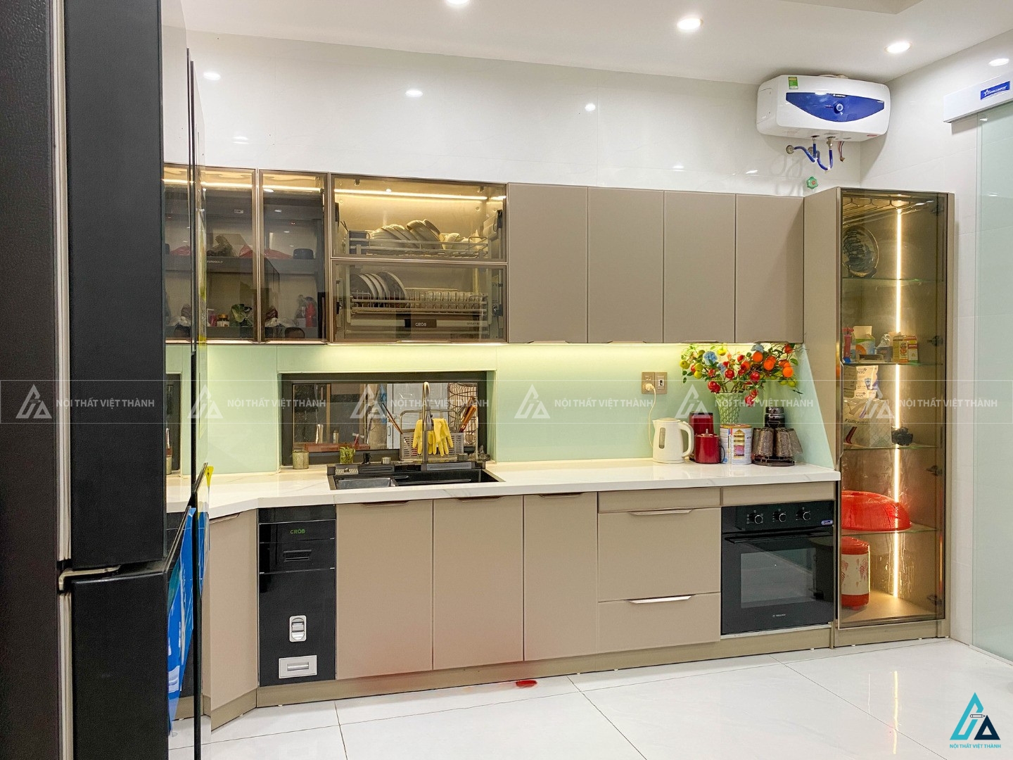 Tủ bếp cánh kính sang trọng tích hợp tủ rượu đẳng cấp hiện đại 5
