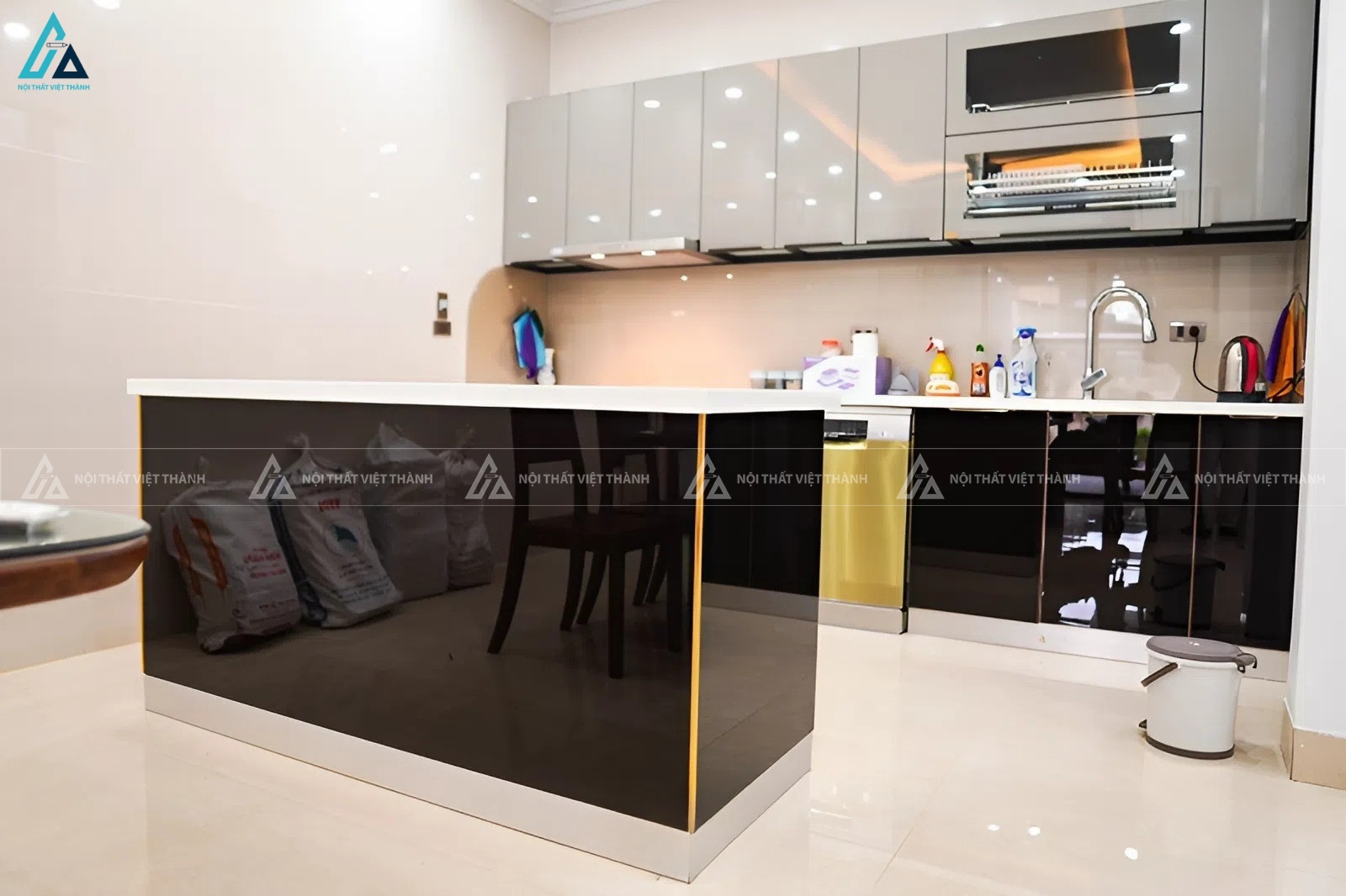 Bộ tủ bếp cánh kính thông minh kết hợp đảo bếp tiện nghi 5