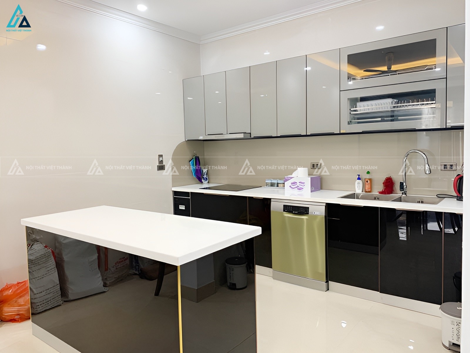 Bộ tủ bếp cánh kính thông minh kết hợp đảo bếp tiện nghi