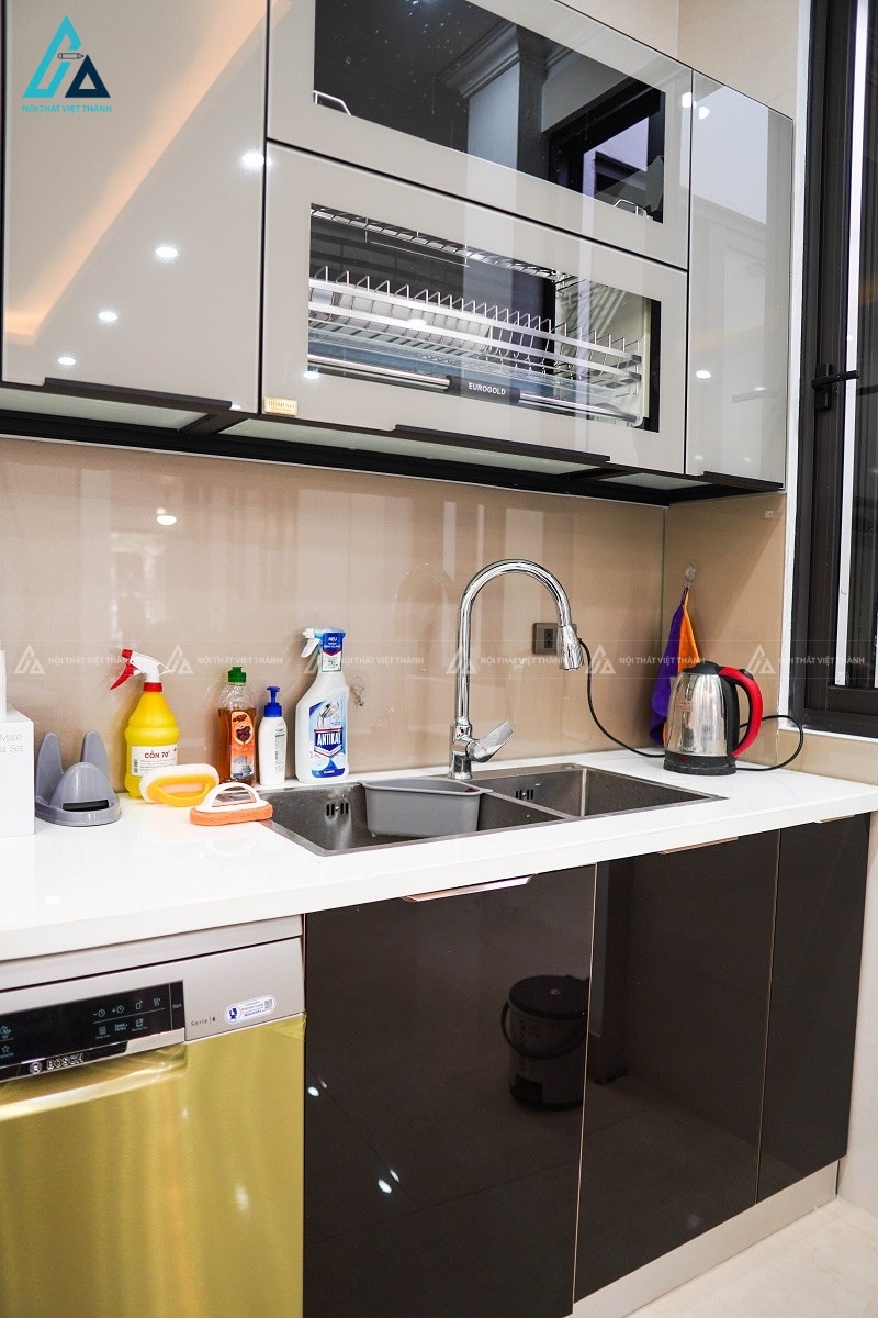 Bộ tủ bếp cánh kính thông minh kết hợp đảo bếp tiện nghi 6