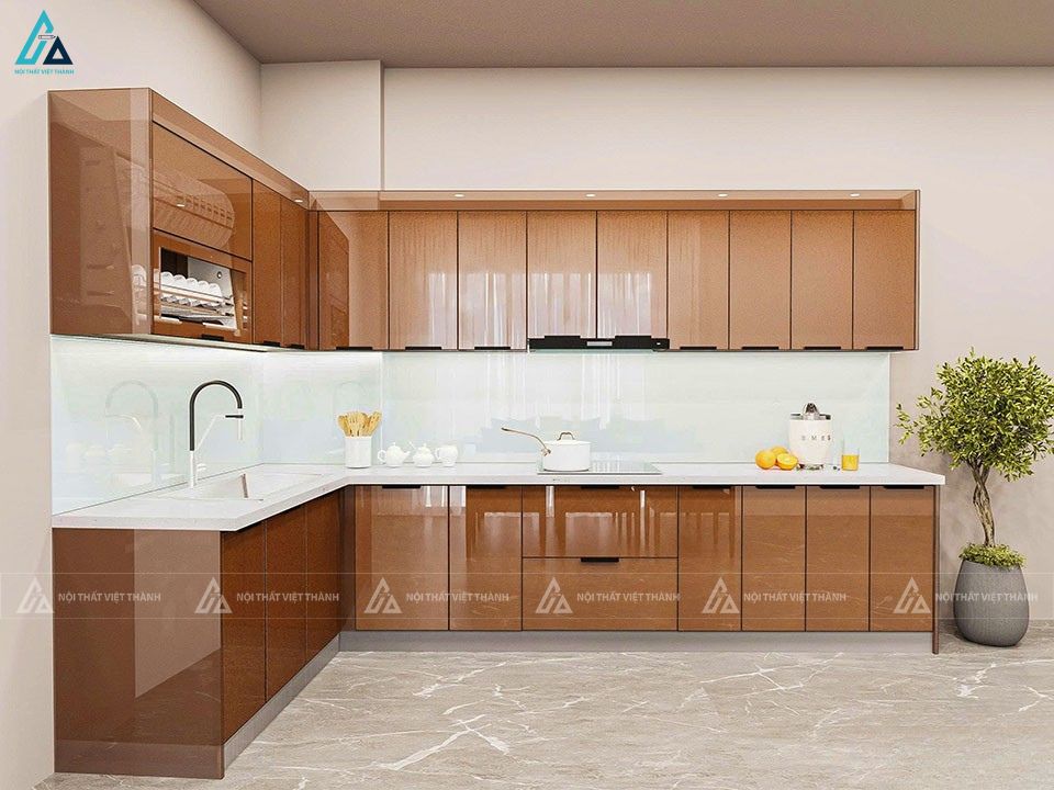 Bộ tủ bếp chữ L cánh kính màu nâu tinh tế cho mọi căn hộ