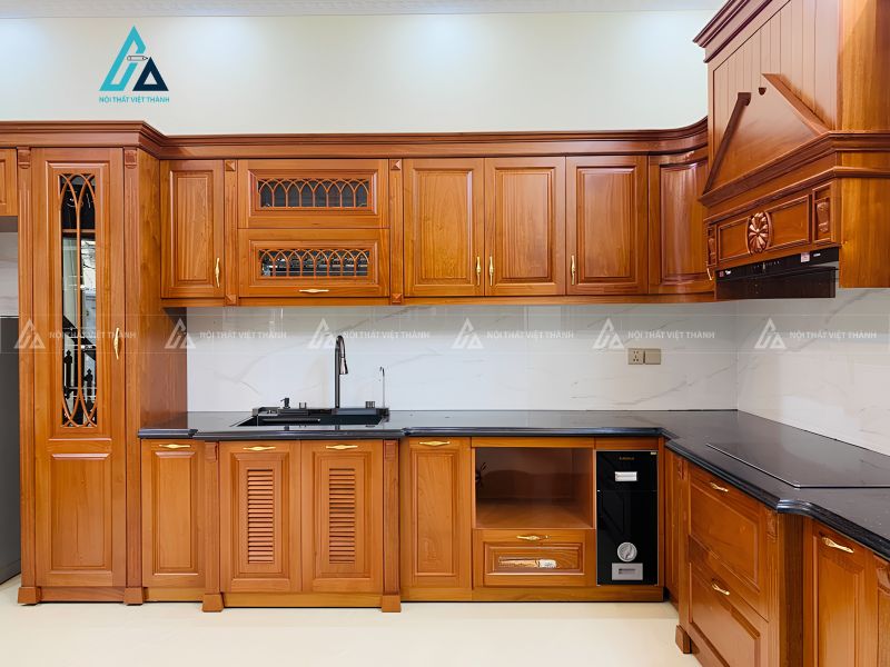 Mẫu tủ bếp gỗ gõ đỏ tự nhiên cao cấp thiết kế chữ L tiện nghi