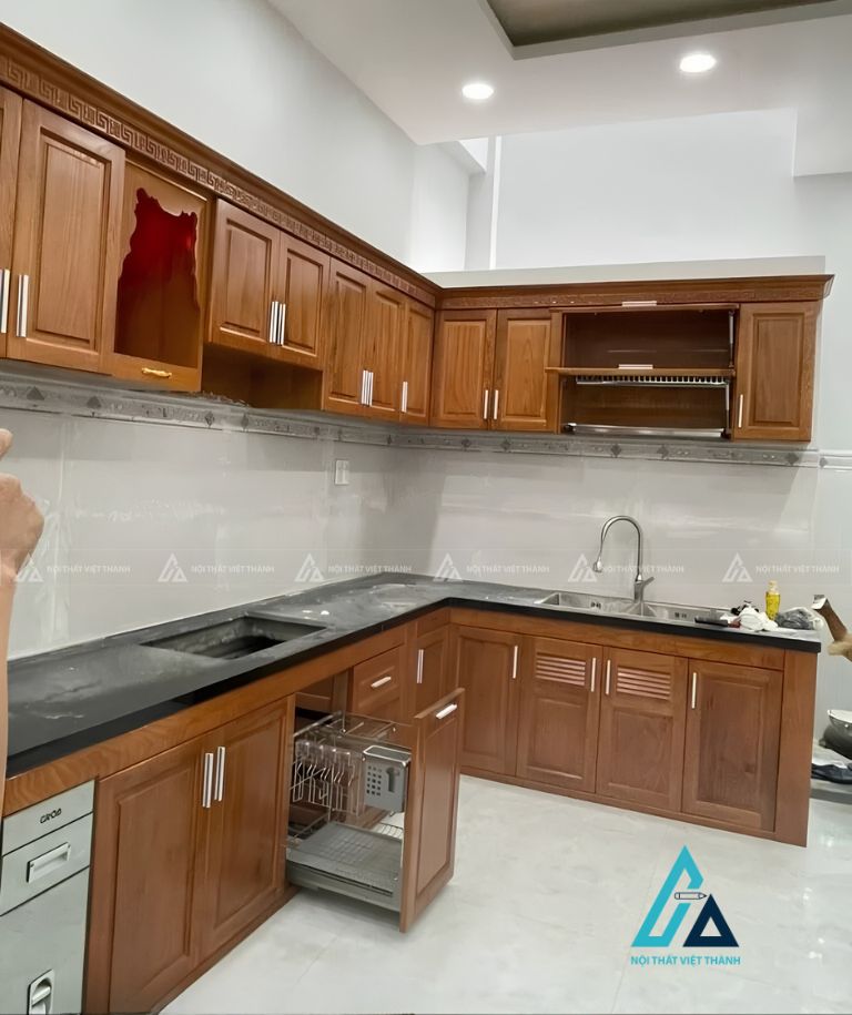 Tủ bếp gỗ tự nhiên chữ L tích hợp vách ngăn trang trí sang trọng 1