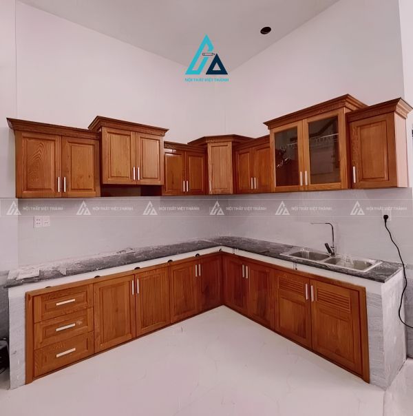 Tủ bếp gỗ tự nhiên chữ L phong cách truyền thống bền đẹp