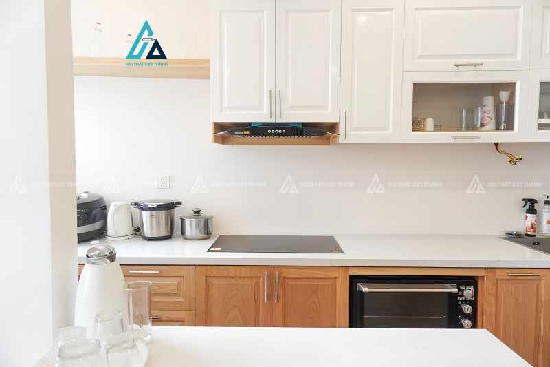 Tủ bếp gỗ tự nhiên phối hai màu trắng nâu hiện đại tinh tế 5