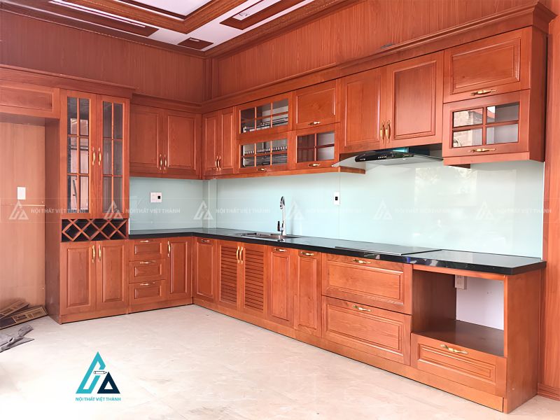 Mẫu tủ bếp gỗ tự nhiên phong cách truyền thống đầy ấm cúng