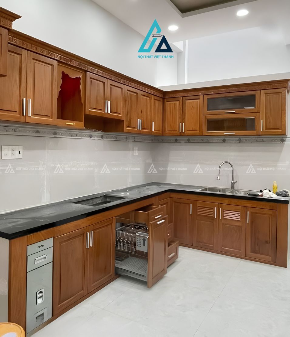 Tủ bếp gỗ tự nhiên chữ L tích hợp vách ngăn trang trí sang trọng 2