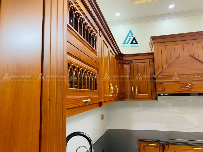 Mẫu tủ bếp gỗ gõ đỏ tự nhiên cao cấp thiết kế chữ L tiện nghi 1