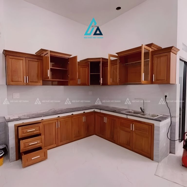 Tủ bếp gỗ tự nhiên chữ L phong cách truyền thống bền đẹp 1