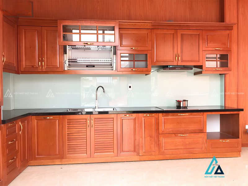 Mẫu tủ bếp gỗ tự nhiên phong cách truyền thống đầy ấm cúng 1