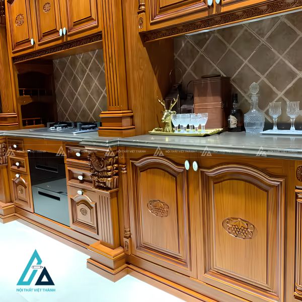 Tủ bếp gỗ tự nhiên tân cổ điển với hệ bàn đảo mặt đá sang trọng 2
