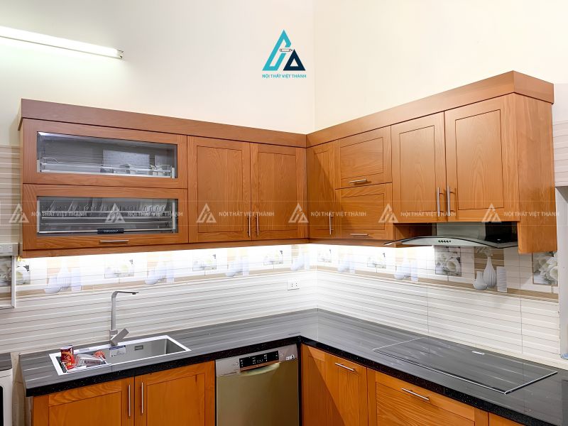Mẫu tủ bếp gỗ tự nhiên chữ L hiện đại tích hợp ô chứa tủ lạnh 2