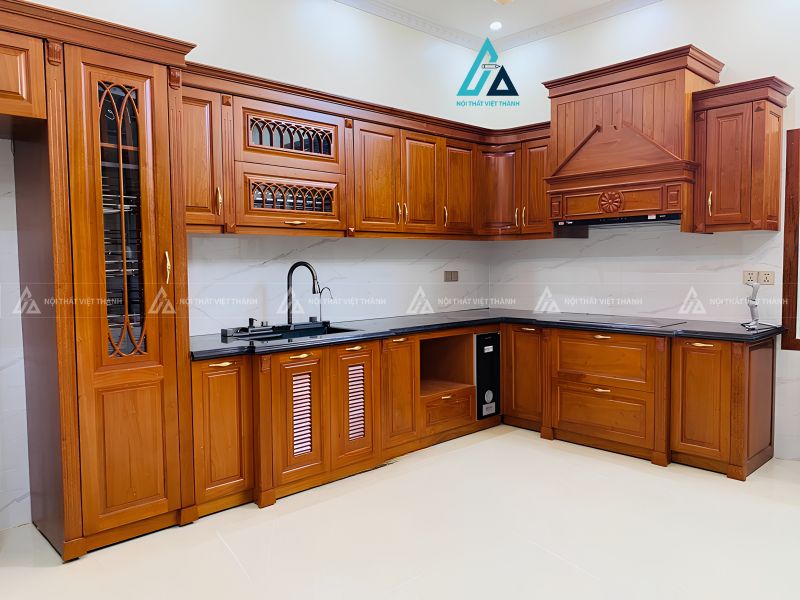 Mẫu tủ bếp gỗ gõ đỏ tự nhiên cao cấp thiết kế chữ L tiện nghi 2