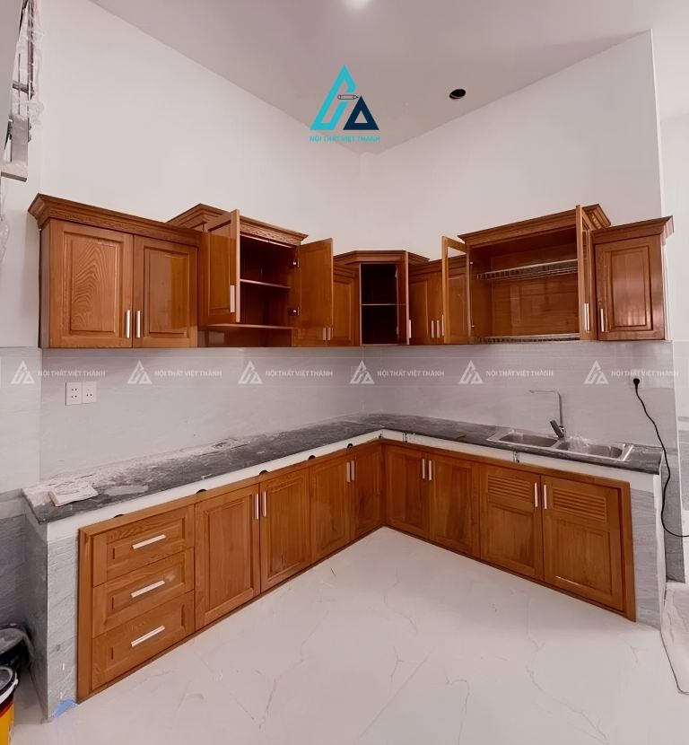 Tủ bếp gỗ tự nhiên chữ L phong cách truyền thống bền đẹp 2