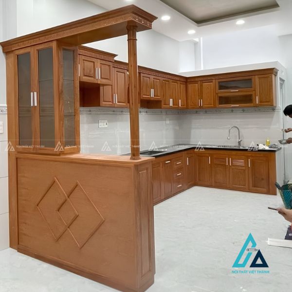 Tủ bếp gỗ tự nhiên chữ L tích hợp vách ngăn trang trí sang trọng