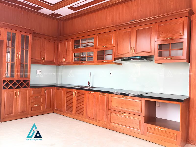 Mẫu tủ bếp gỗ tự nhiên phong cách truyền thống đầy ấm cúng 2