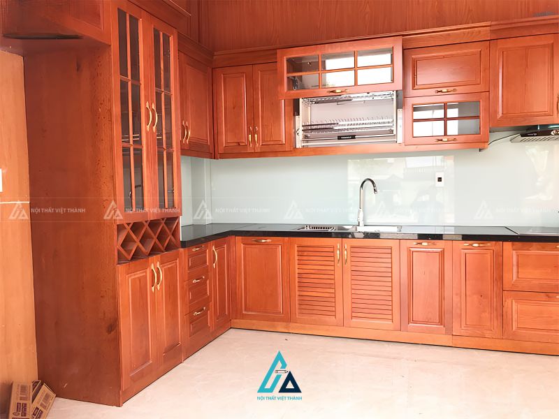 Mẫu tủ bếp gỗ tự nhiên phong cách truyền thống đầy ấm cúng 3