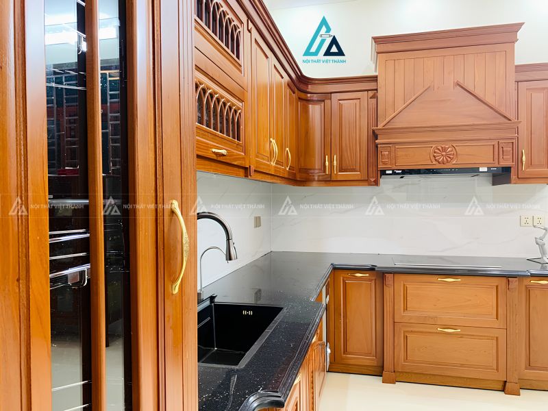 Mẫu tủ bếp gỗ gõ đỏ tự nhiên cao cấp thiết kế chữ L tiện nghi 3