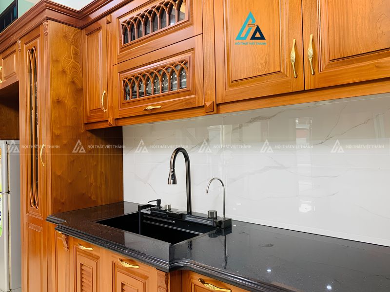 Mẫu tủ bếp gỗ gõ đỏ tự nhiên cao cấp thiết kế chữ L tiện nghi 4