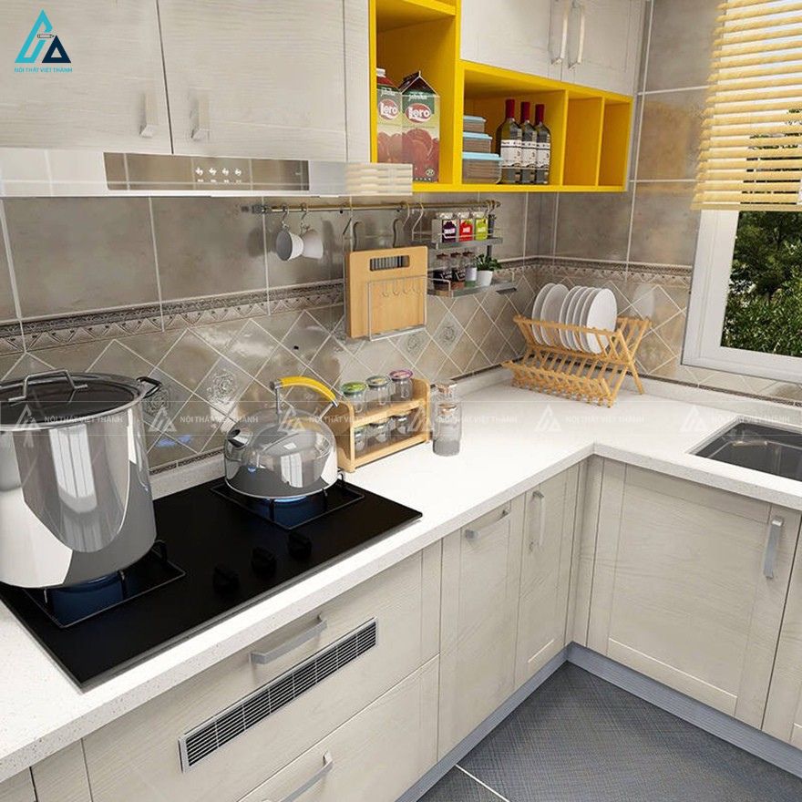 Bộ tủ bếp gỗ mdf chữ L vân gỗ sáng phối màu vàng độc đáo 1