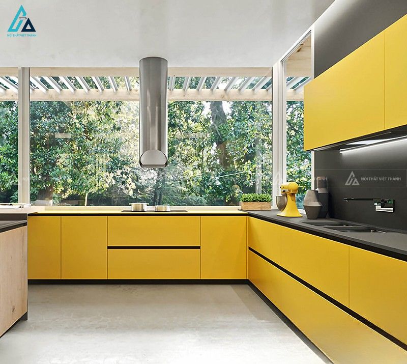 Mẫu tủ bếp mdf có bàn đảo kết hợp kệ trang trí độc đáo tiện nghi 1