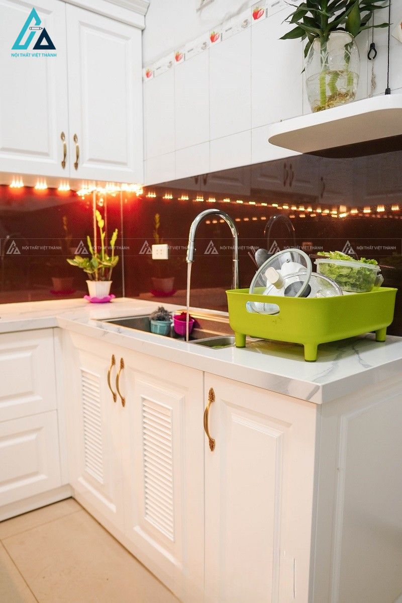 Tủ bếp mdf tân cổ điển màu trắng tinh tế phối kính ốp bếp đỏ 2