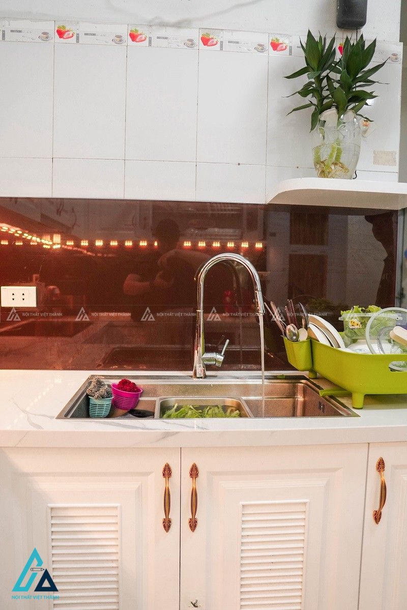 Tủ bếp mdf tân cổ điển màu trắng tinh tế phối kính ốp bếp đỏ 3