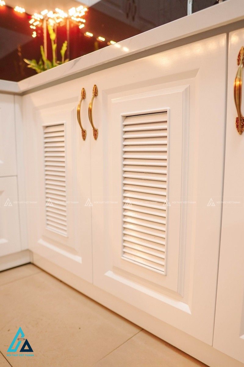 Tủ bếp mdf tân cổ điển màu trắng tinh tế phối kính ốp bếp đỏ 4