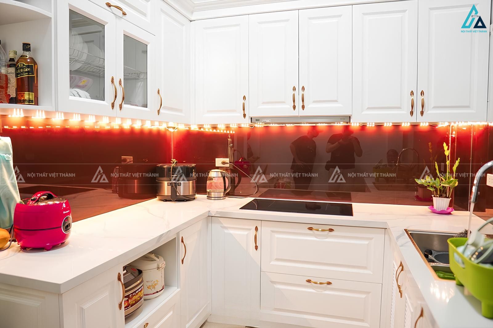 Tủ bếp mdf tân cổ điển màu trắng tinh tế phối kính ốp bếp đỏ 1