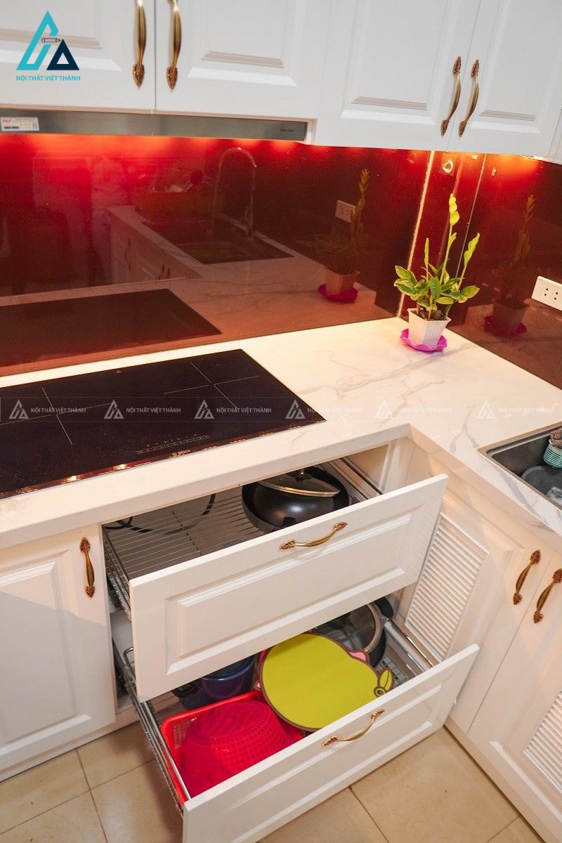 Tủ bếp mdf tân cổ điển màu trắng tinh tế phối kính ốp bếp đỏ 5