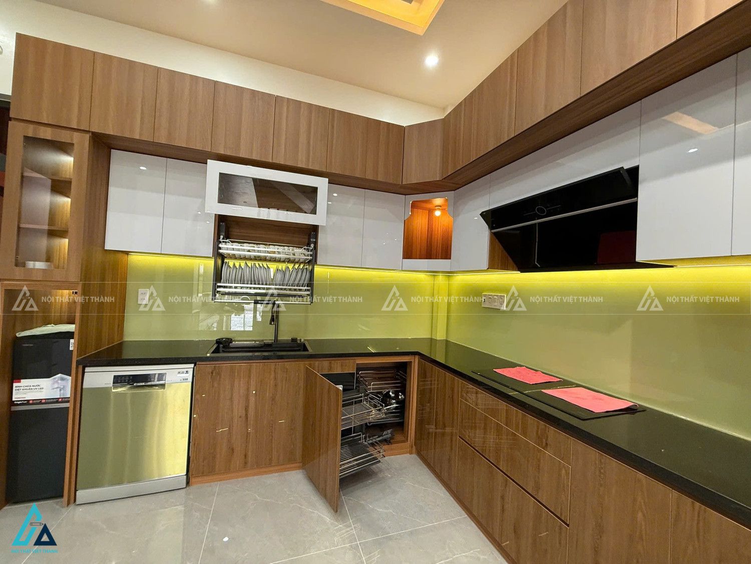 Mẫu tủ bếp gỗ mdf chữ L tích hợp máy rửa bát tiện nghi cao cấp