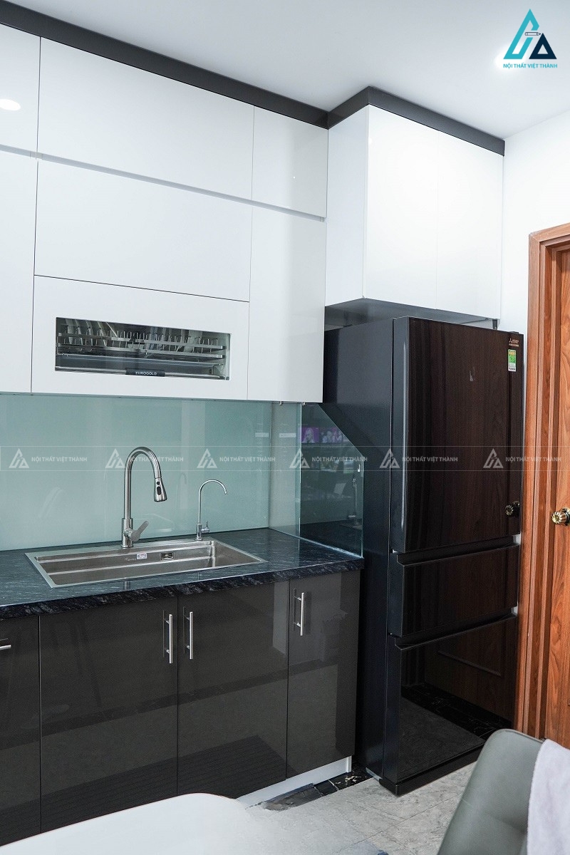 Mẫu tủ bếp acrylic tinh tế với không gian lưu trữ đồ khoa học 1