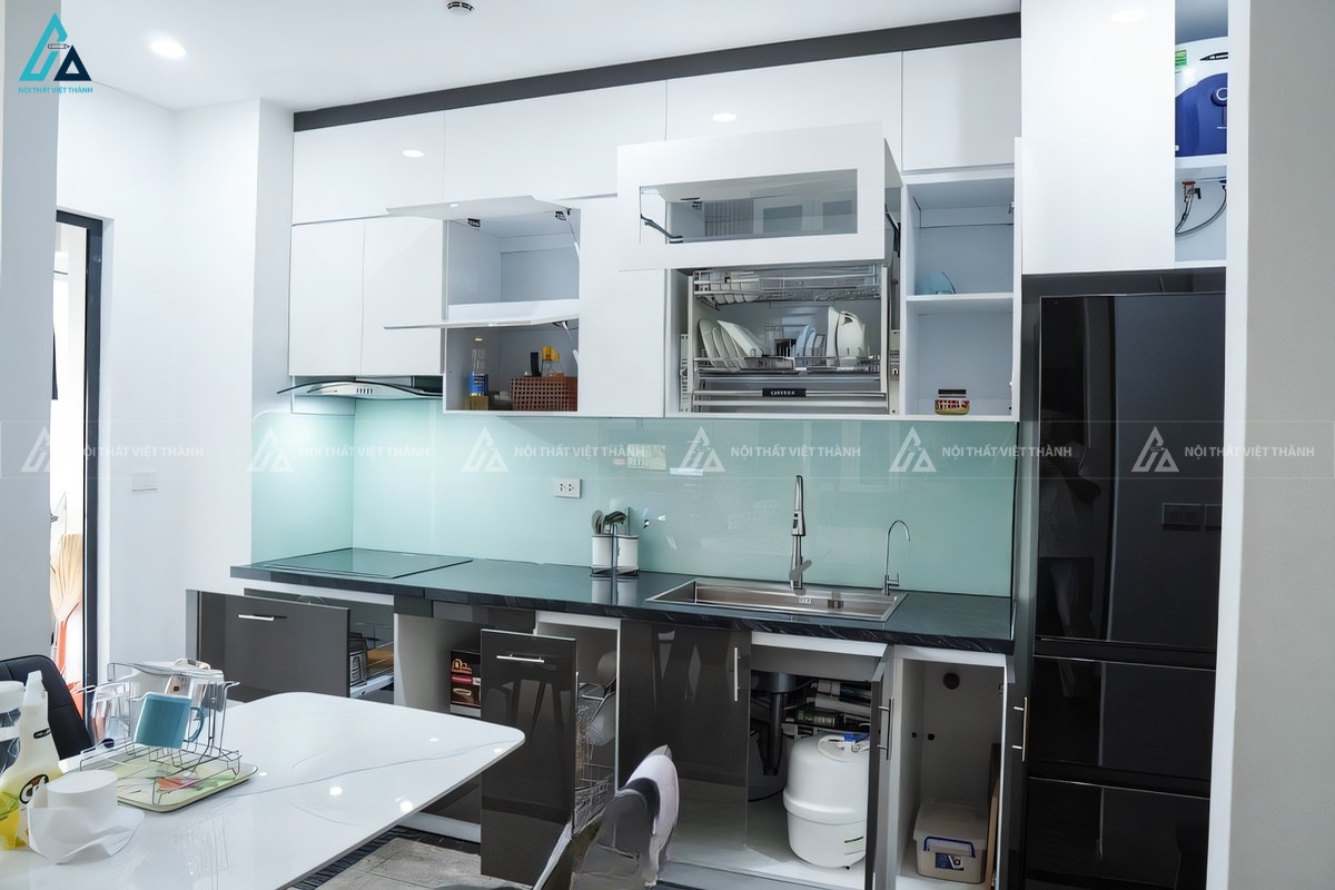 Mẫu tủ bếp acrylic tinh tế với không gian lưu trữ đồ khoa học 2