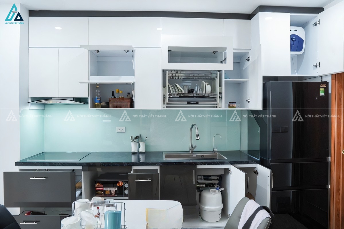 Mẫu tủ bếp acrylic tinh tế với không gian lưu trữ đồ khoa học