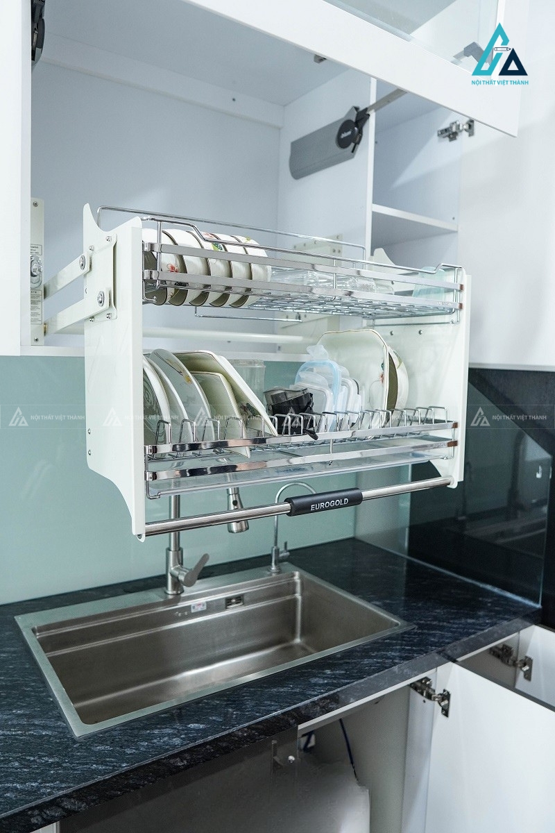 Mẫu tủ bếp acrylic tinh tế với không gian lưu trữ đồ khoa học 3