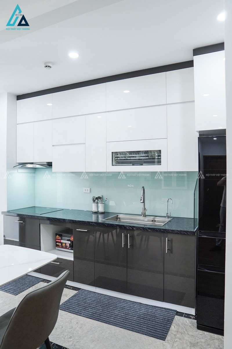 Mẫu tủ bếp acrylic tinh tế với không gian lưu trữ đồ khoa học 4