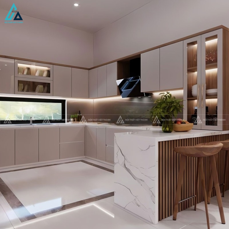 Tủ bếp acrylic màu kem kết hợp bàn đảo đá vân mây sang trọng