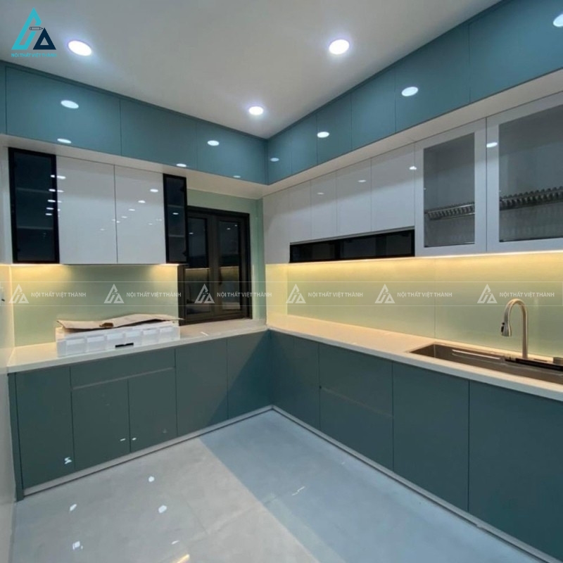 Tủ bếp acrylic màu xanh cổ vịt độc đáo tạo điểm nhấn cho căn bếp đẹp 5