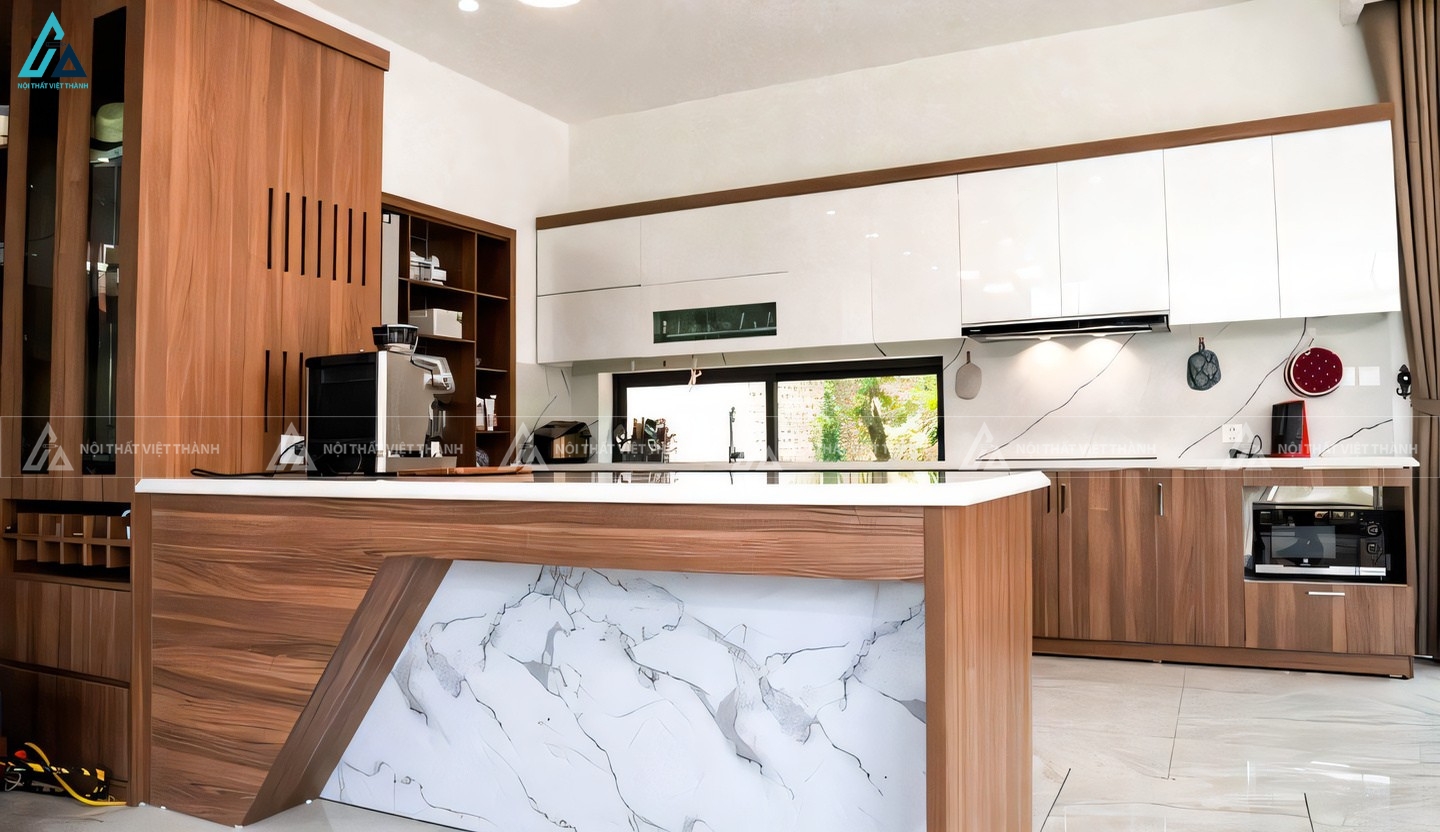 Mẫu tủ bếp phối bàn đảo đá vân mây sang trọng cho biệt thự nhà phố