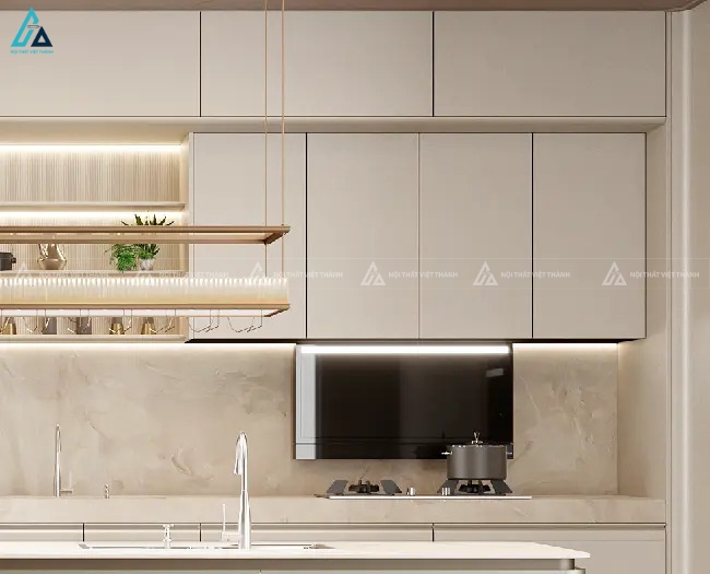 Mẫu tủ bếp gỗ công nghiệp với hệ kệ kính sang trọng ấn tượng 1