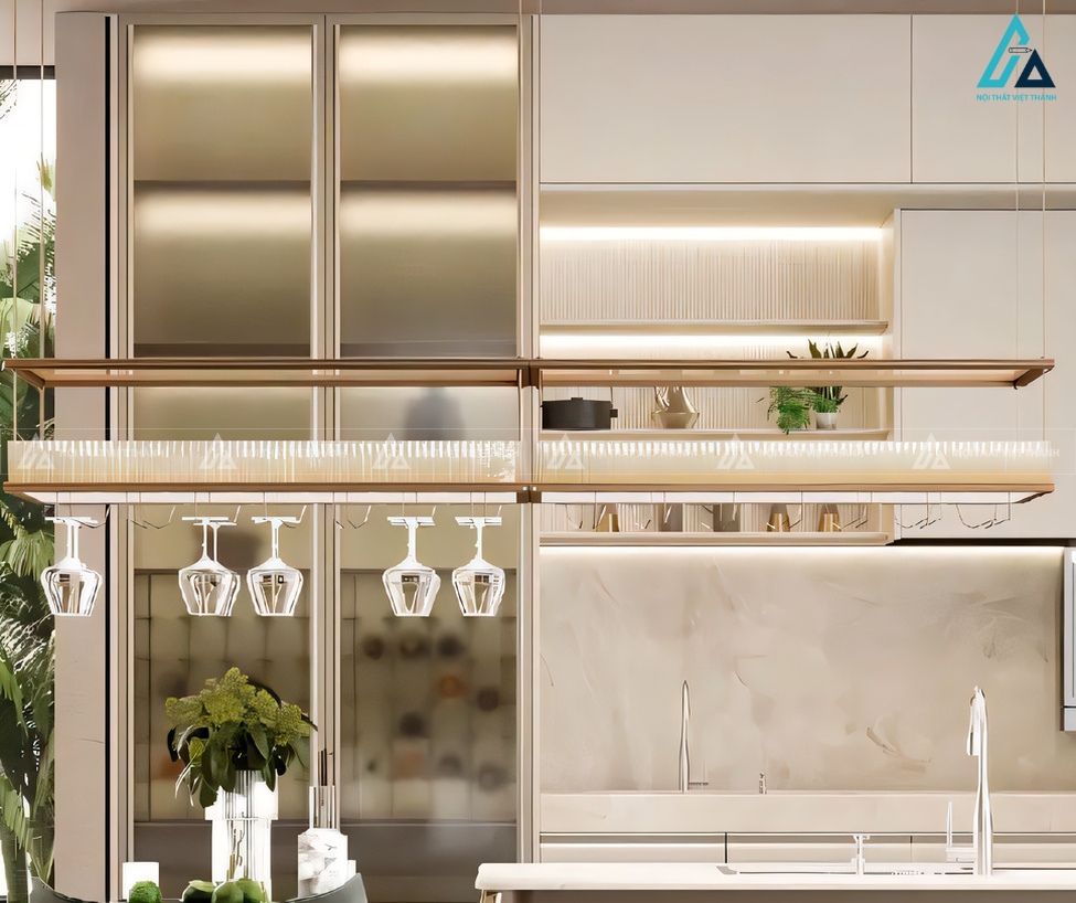 Mẫu tủ bếp gỗ công nghiệp với hệ kệ kính sang trọng ấn tượng 2