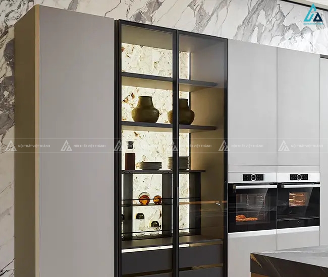 Bộ tủ bếp hiện đại phối màu tinh tế có kệ trang trí ấn tượng 1