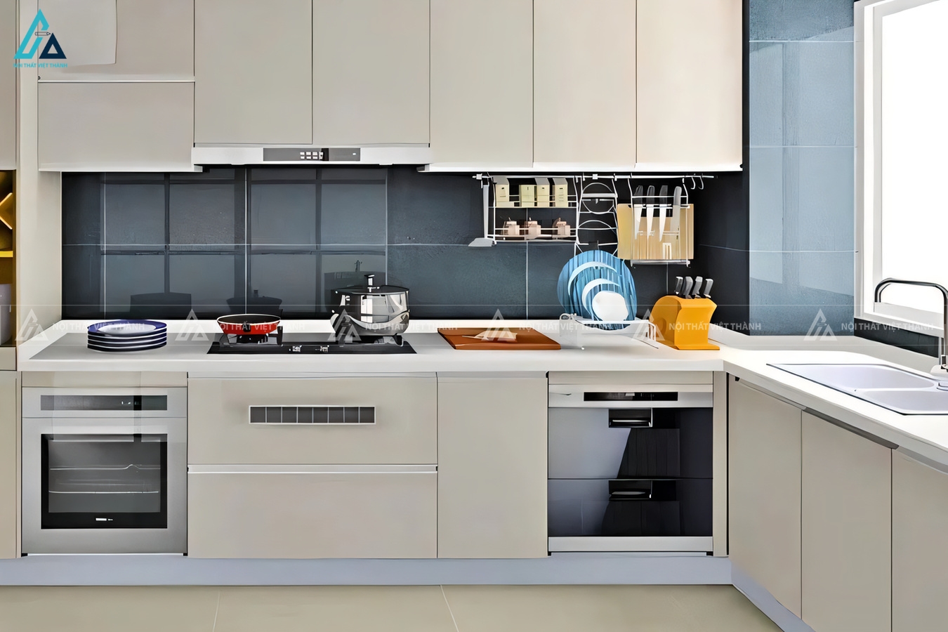 Tủ bếp gỗ công nghiệp màu trắng trang nhã với phụ kiện cao cấp