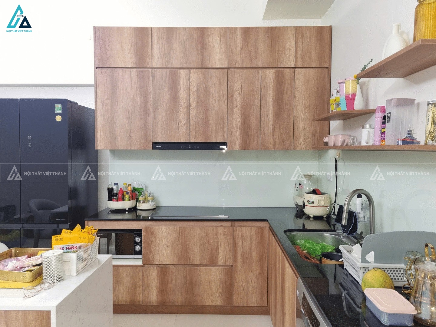 Tủ bếp gỗ công nghiệp phối mặt đá đen sang trọng tinh tế 2