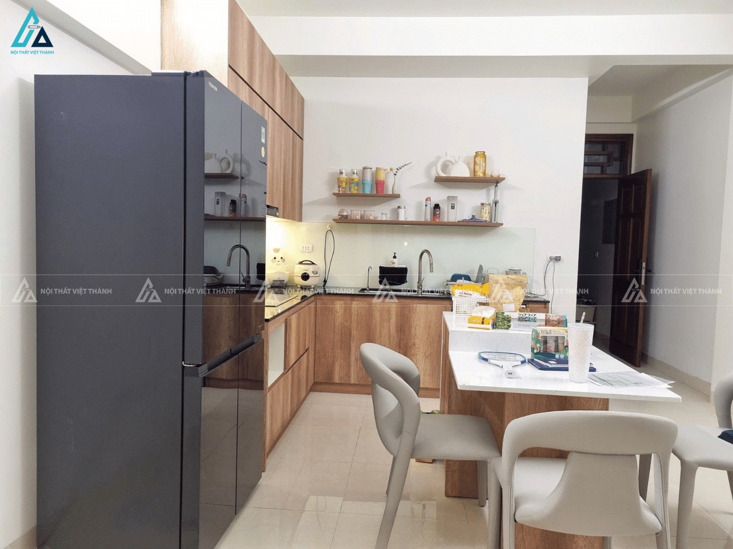 Tủ bếp gỗ công nghiệp phối mặt đá đen sang trọng tinh tế