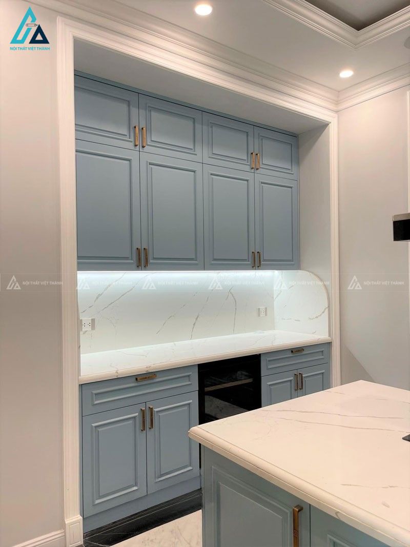 Mẫu tủ bếp mdf tân cổ điển màu xanh thanh lịch và quý phái 2