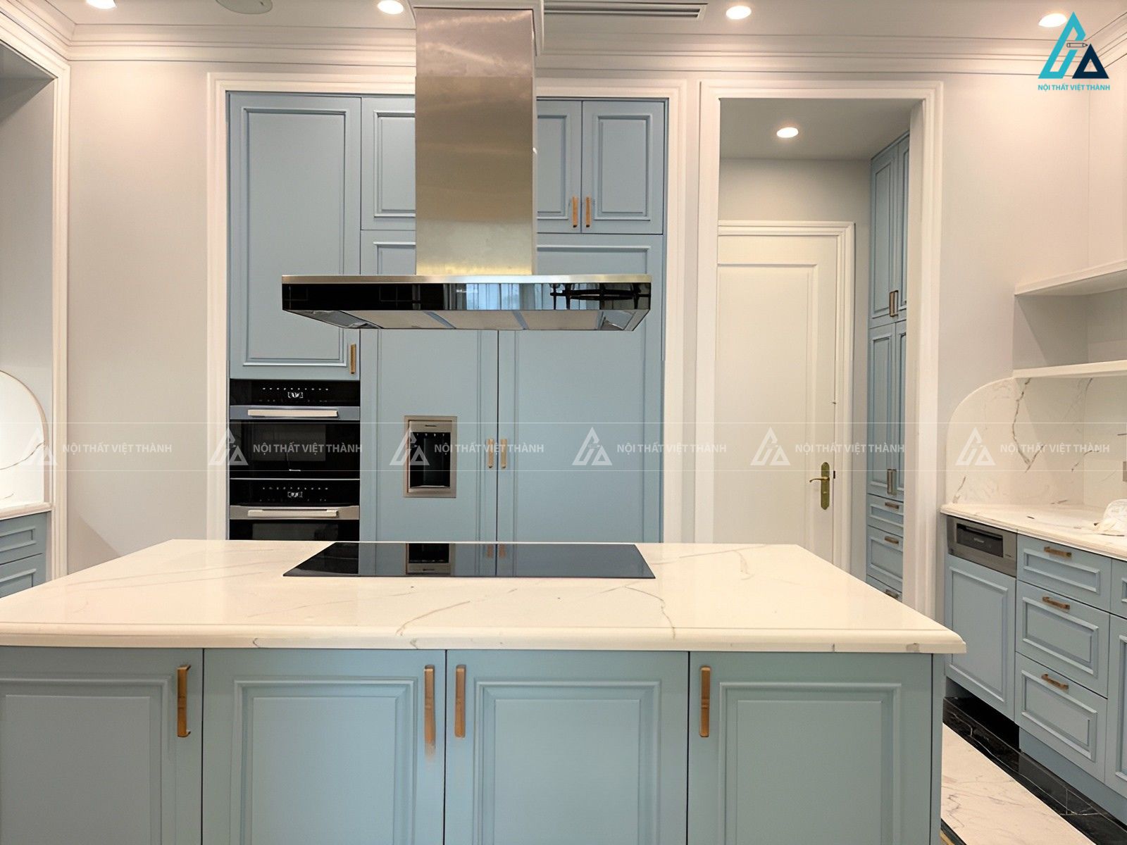 Mẫu tủ bếp mdf tân cổ điển màu xanh thanh lịch và quý phái