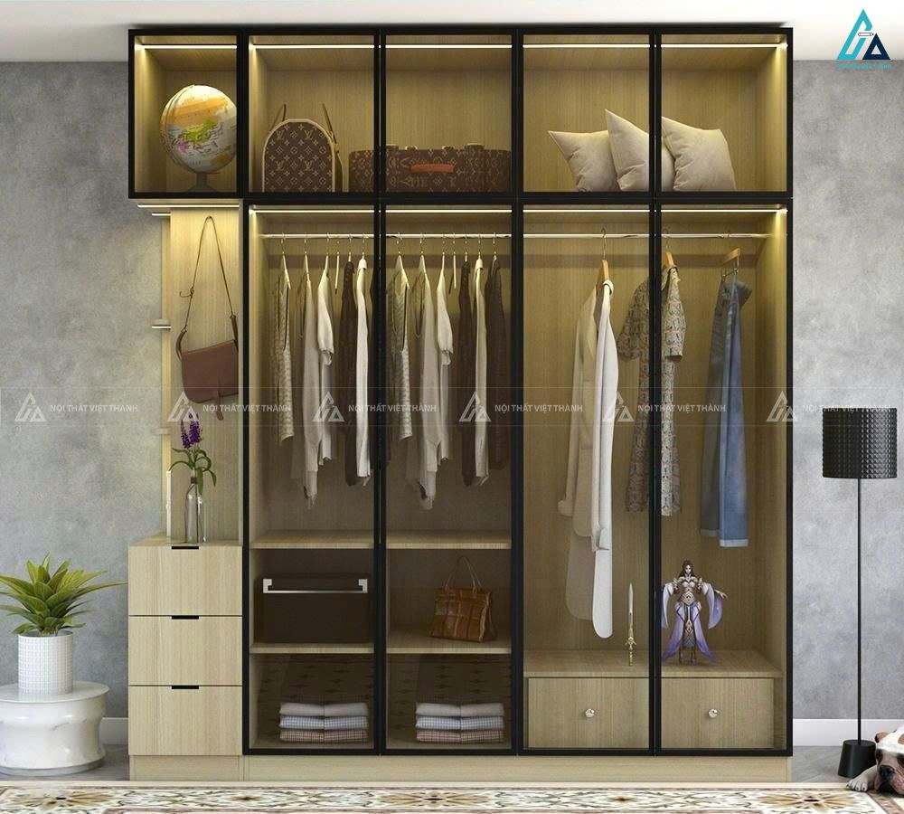 Tủ quần áo cánh kính trong suốt thiết kế kịch trần tiết kiệm diện tích