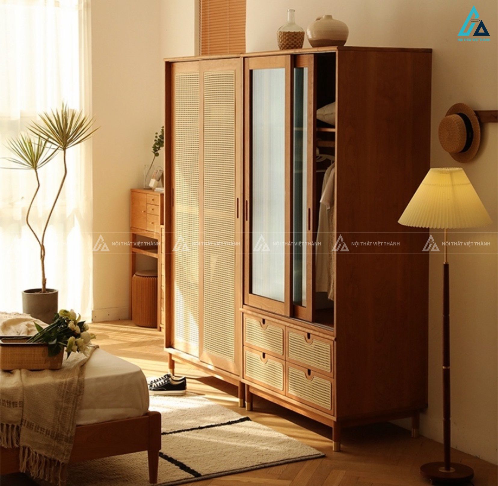 Mẫu tủ quần áo cửa lùa gỗ tự nhiên kết hợp cánh kính và mây đan 3