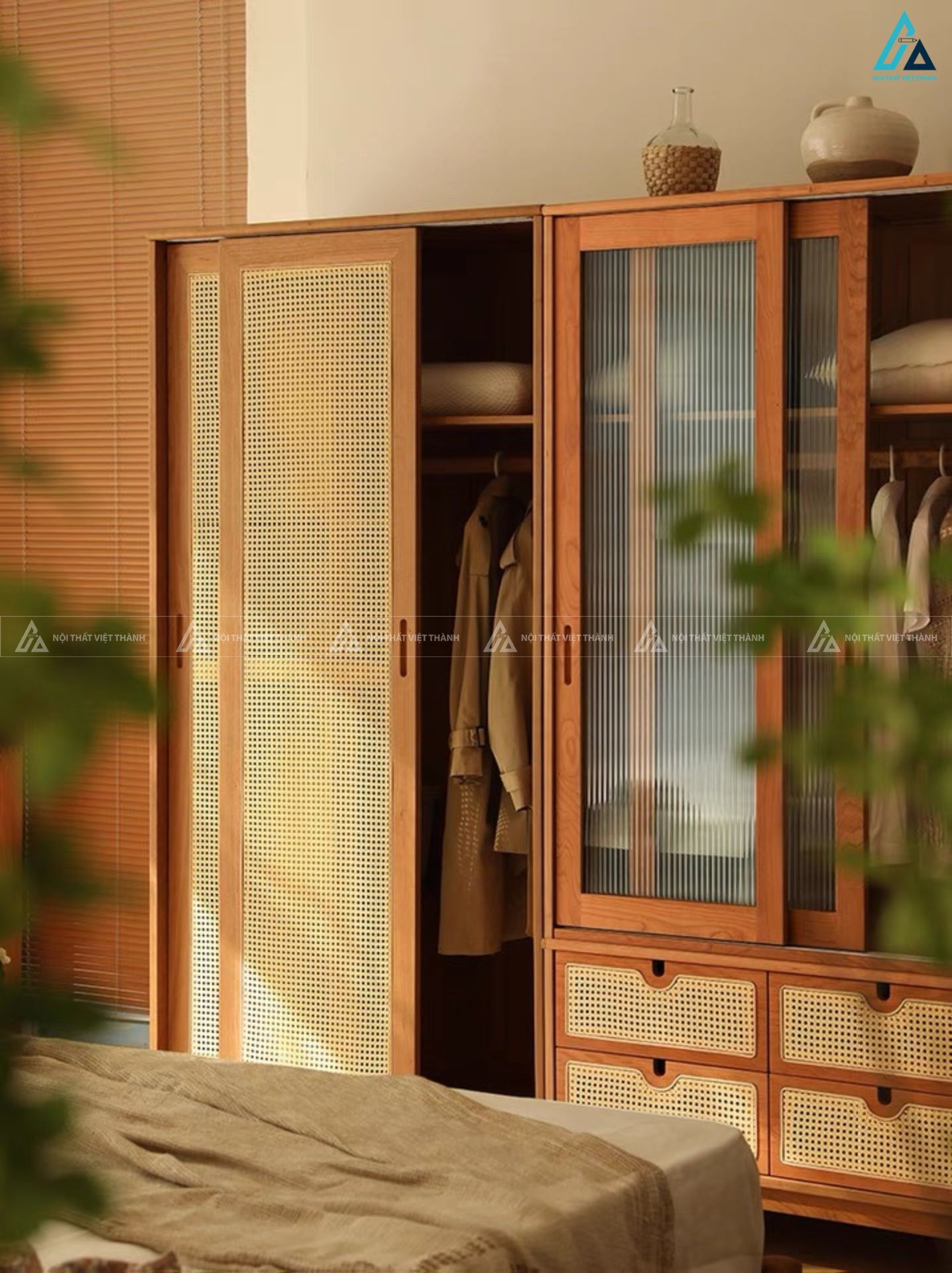 Mẫu tủ quần áo cửa lùa gỗ tự nhiên kết hợp cánh kính và mây đan 1